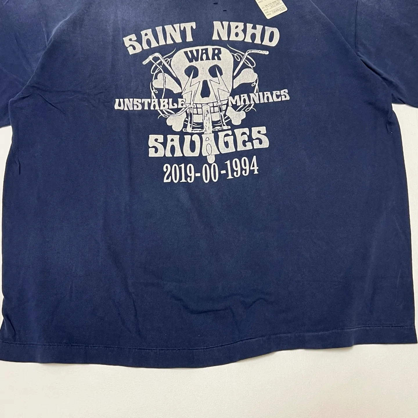 SAINT Mxxxxxx × NEIGHBORHOOD STHD . SS TEE SAINT NBHD/NVY NBHD Takizawa Shinsuke SAINT HOOD joint project Skeleton lightning destruction TEE Washed blue S-XL OE yarn tube weaving without side seam fabric Re-washed to make it distressed Cut and damaged treatment Ma Liu fading process Printing simulates natural distressed effect Correct version Customized joint main mark/wash mark/angel mark